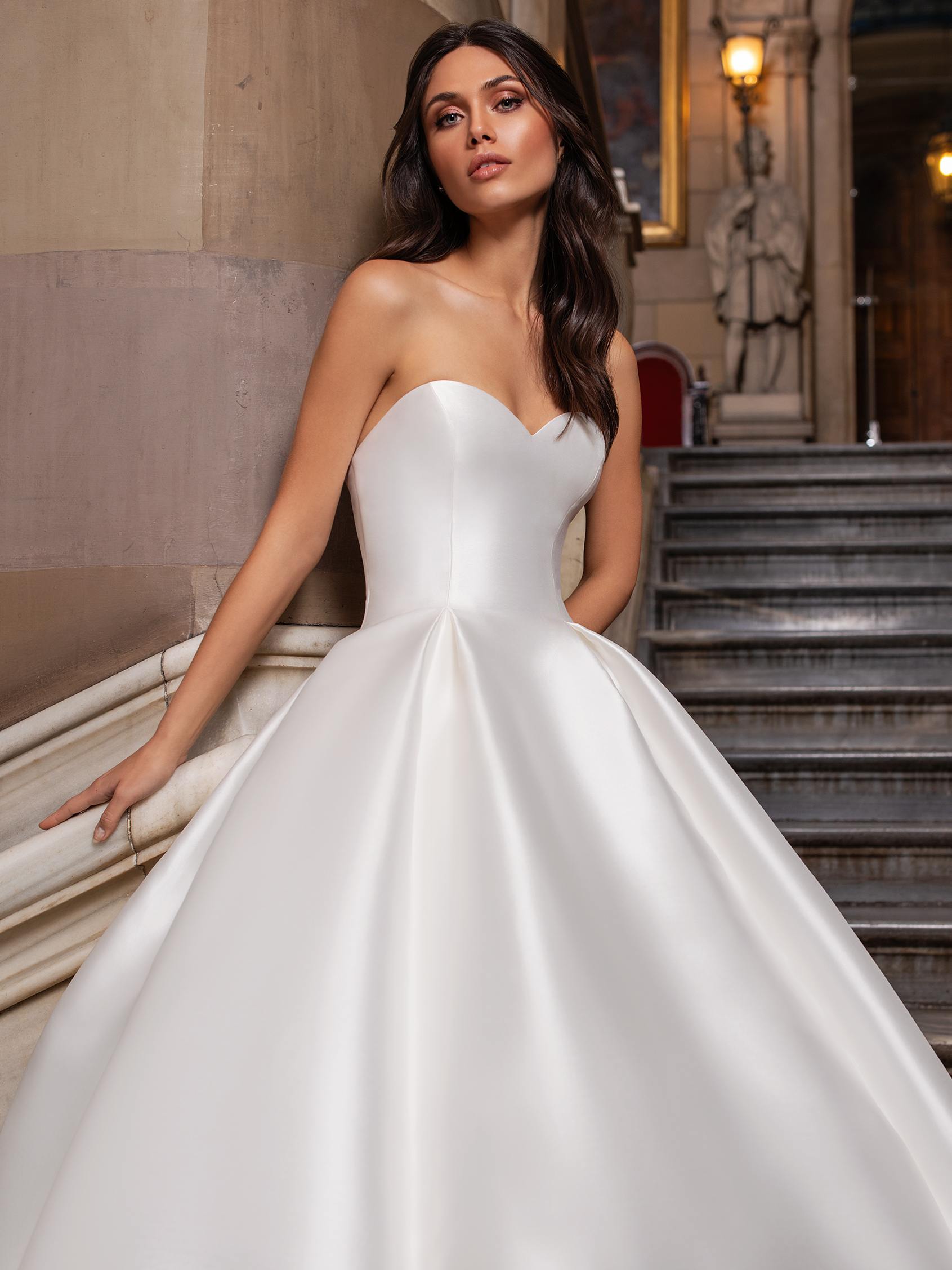 PRONOVIAS - CLOSE